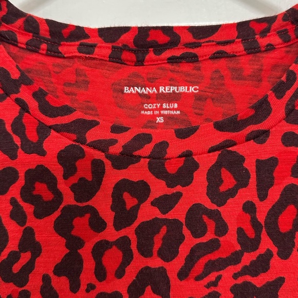 Banana Republic Women’s Short Sleeve T-Shirt XS Red Leopard Animal Print Top - Picture 3 of 5